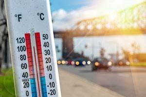 A picture showing a thermometer with a very high temperature outside